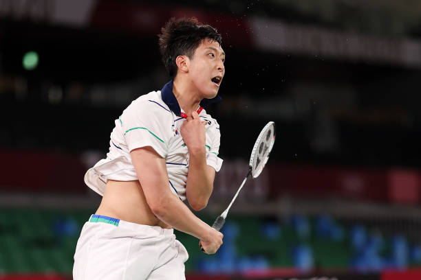 如何选择适合羽毛球场地的划线材料？