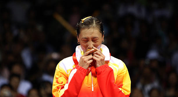 羽毛球裁判如何判断得分?记分规则与手势解析