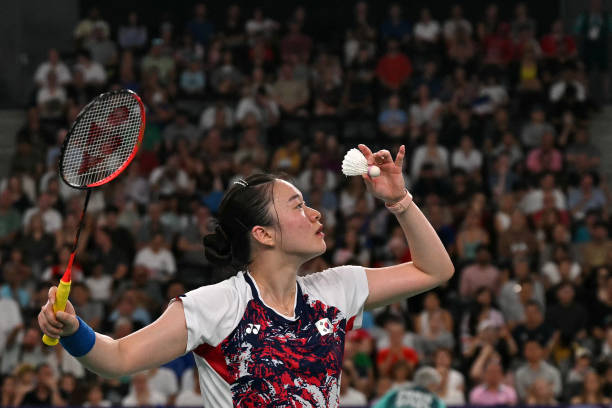 羽毛球场地排球的发球规则:站位、轮换与违规判罚