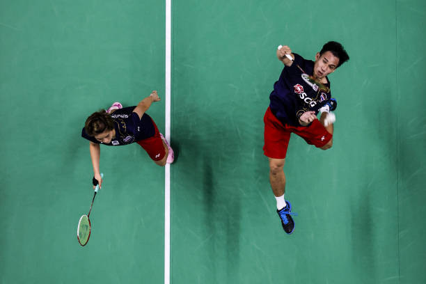 羽毛球双打配合解析:顶级组合的默契战术回放