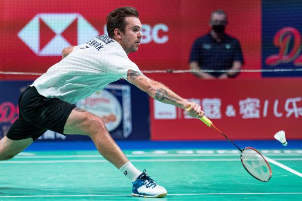 如何利用单双数站位优化羽毛球双打的进攻节奏?