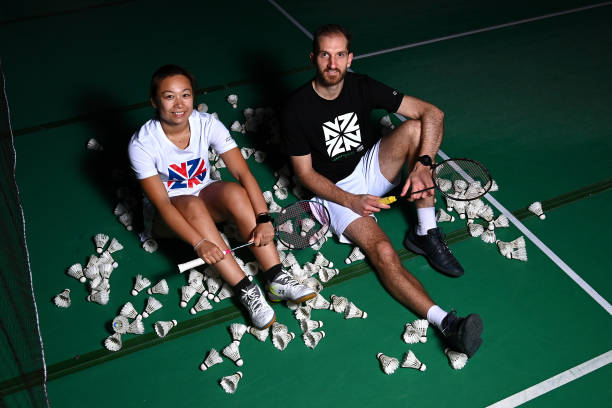 如何挑选适合自己的羽毛球拍？品牌与性能分析