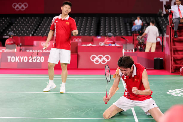 正手发高远球VS反手发短球:不同发球方式规则要点