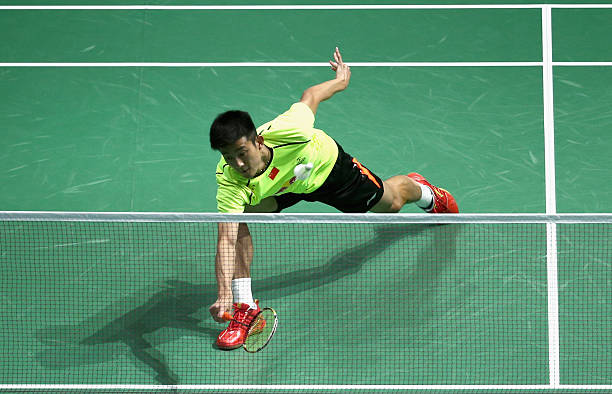 如何打好高远球?专业教练示范关键要点