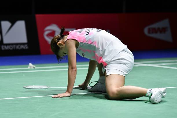 羽毛球比赛服装与装备规定：颜色限制与广告标识要求