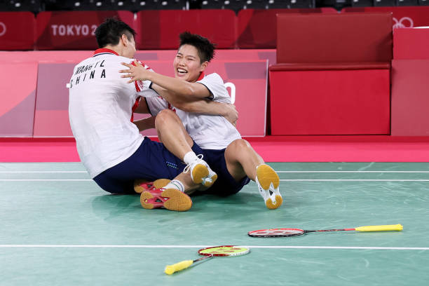 羽毛球场地规格：单打与双打的长度和宽度要求