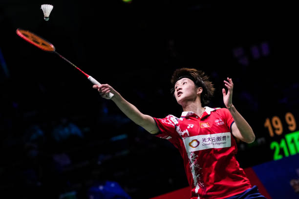 提升双打发球质量：站位分工与队友默契的实战训练方法