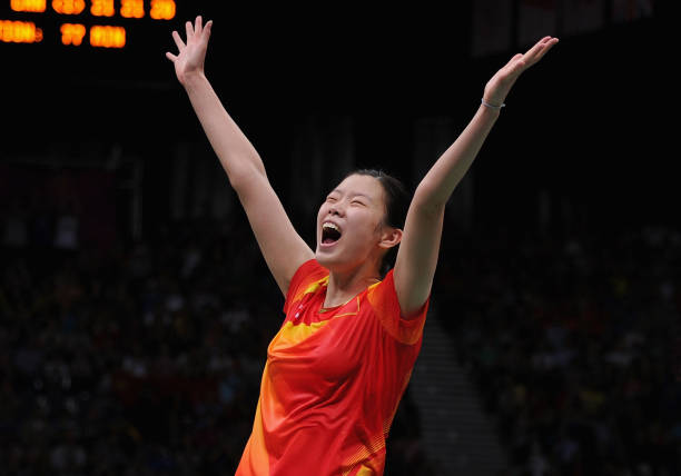 羽毛球场地指南:单打与双打边界线绘制与战术应用