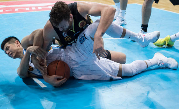 标准篮球场尺寸平面图：边线、端线与中线的详细标注