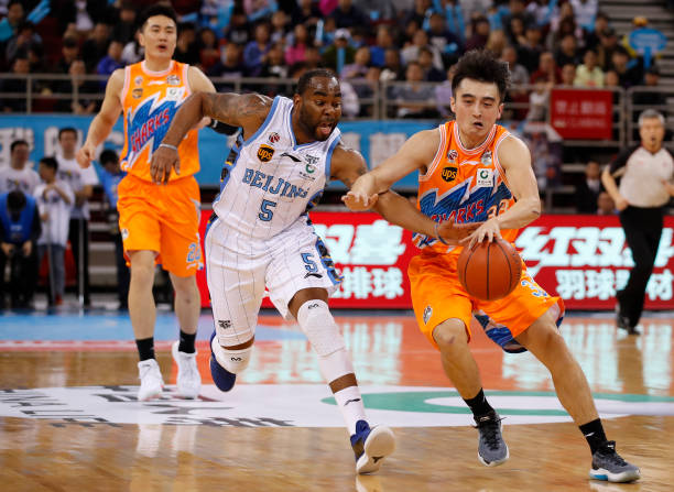 篮球新手必看：避免犯规的图解指南