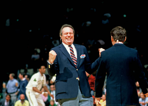 篮球场地照明与设施要求：比赛与训练标准