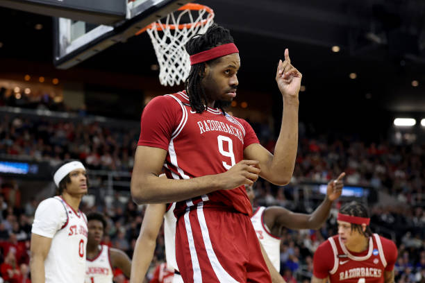 传球与信任：篮球赛团结协作的力量