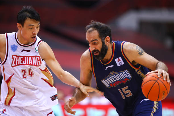 二次运球违例：篮球比赛中常见的失误之一