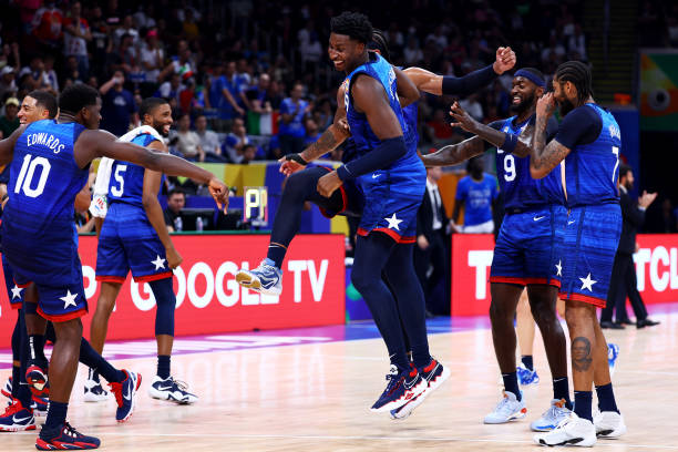 虎扑NBA滚动：詹姆斯砍下40分，湖人逆转战胜勇士