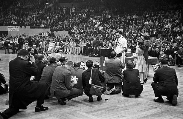 篮球走步判罚标准：从接球到运球的正确动作解析