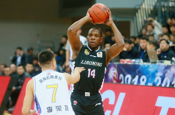 王昊篮球教学：基础动作与实战技巧详解