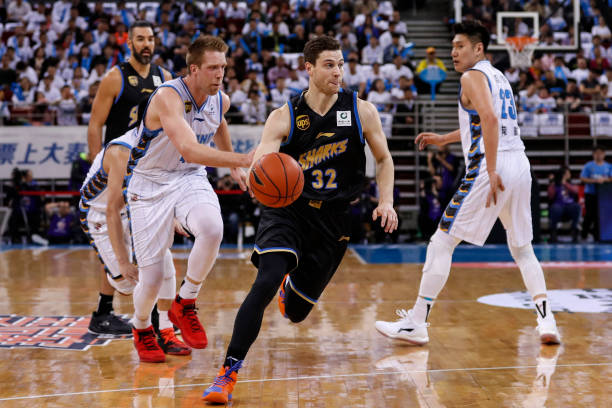 篮球抢篮板时犯规会被判罚球吗?详细解析规则