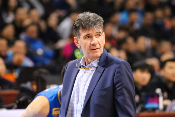 特点:借用“教练”权威身份,强调对核心要领的深度讲解