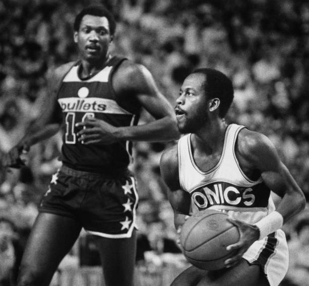 冠军中锋的传承：奥尼尔五冠对现代篮球内线球员的启示