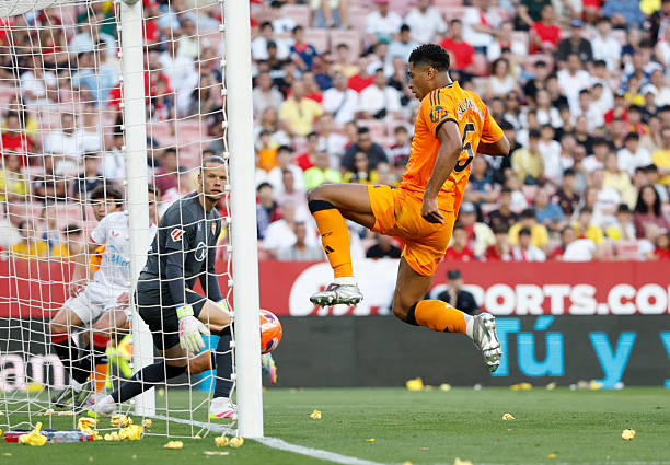 从材质到重量：深度解析梅西金球奖杯的物理与象征价值