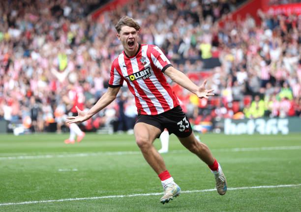 避免低級失误:球员在罚球区内二次触球的严重后果与正确做法