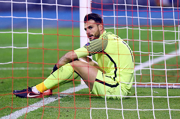 从己方半场传球时，进攻球员如何避免越位？