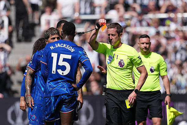 佛山市足球队主场首秀爆满，球迷热情点燃赛场