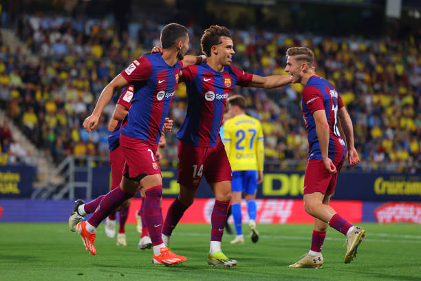 预算有限？足球场建设如何优化每小时支出？