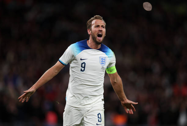 任意球战术演变:从传统弧线球到现代“人墙欺骗”技巧