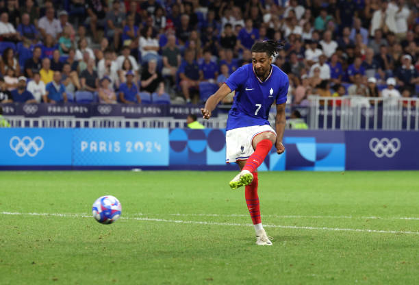 从草场到人工草坪:不同场地适用的钉子足球鞋