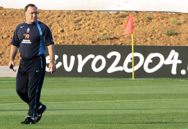 从传奇射手到战术大师：范巴斯滕的执教转型之路