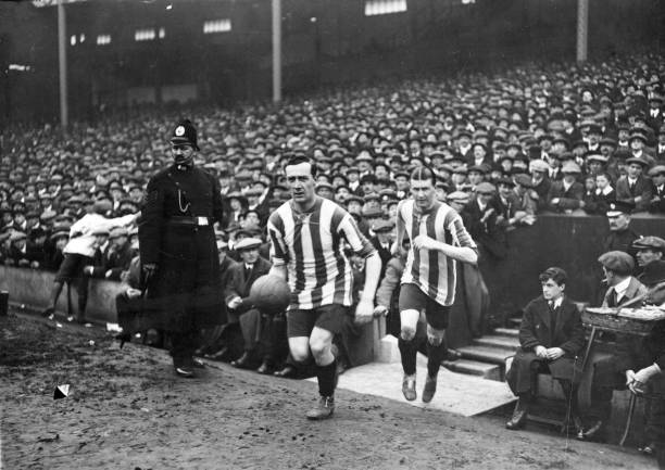 分析那些表现超出预期、主客场均很稳健的“黑马”球队