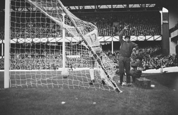 强调现代教学理念,如核心素养的培养