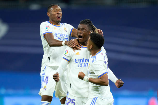 课余生活：足球场上的拼搏与快乐