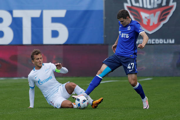 钢铁之躯演绎绿茵传奇:机器人球员复制罗纳尔多钟摆过人