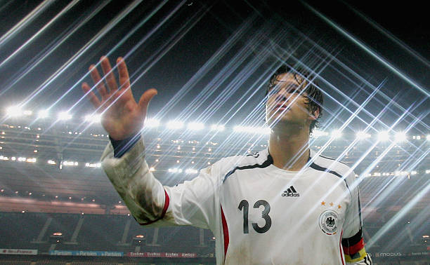 皇马新赛季阵容升级!卡卡+本泽马+C罗,进攻三叉戟成型