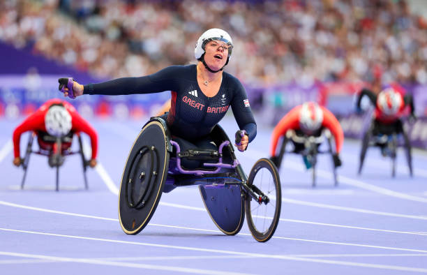 郭晶晶母女同框看展 6岁霍中妍继承妈妈好气质