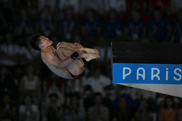 伏明霞嫁入豪门:老公梁锦松当时多少岁?