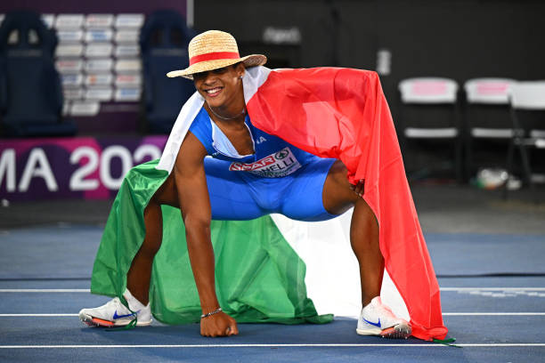 伏明霞的年龄与她的跳水成就：一个传奇的成长历程