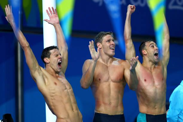 用色彩表现水的质感:游泳题材创作心得