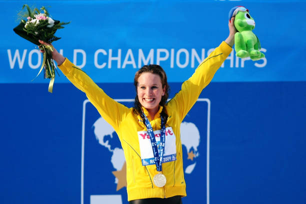 张雨菲游泳比赛出场,展现专业运动员风采