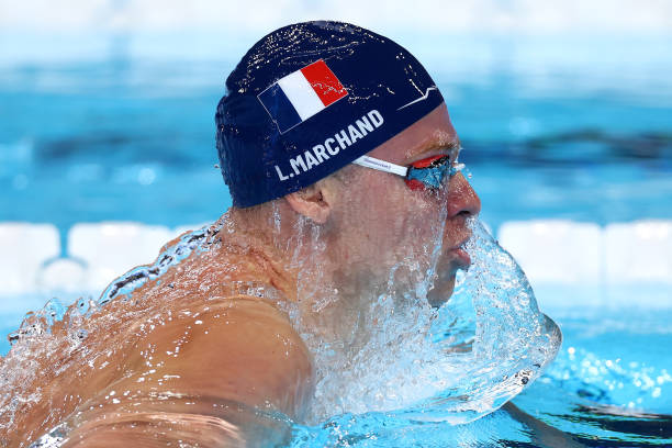 游泳教练月收入揭秘：不同级别教练能赚多少？