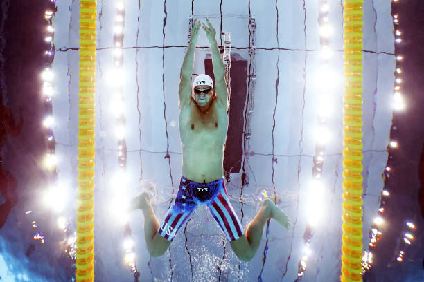 夏日清凉：露天游泳池的绝美瞬间