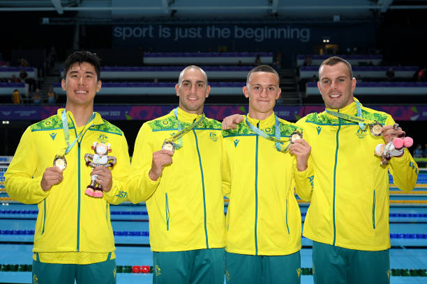 简笔画技巧：海上游泳人物