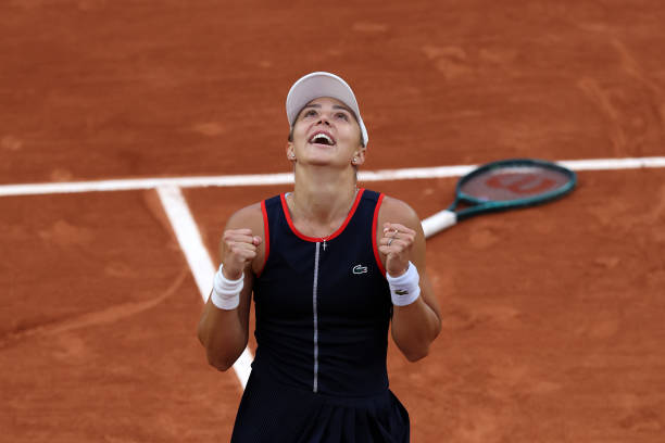 网球反手技术解析：上旋与双手反拍的实战应用