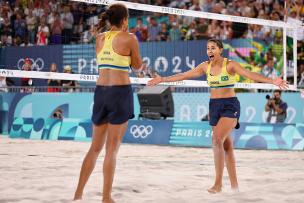 垫气排球基础动作分解：手部技巧与脚步移动详解