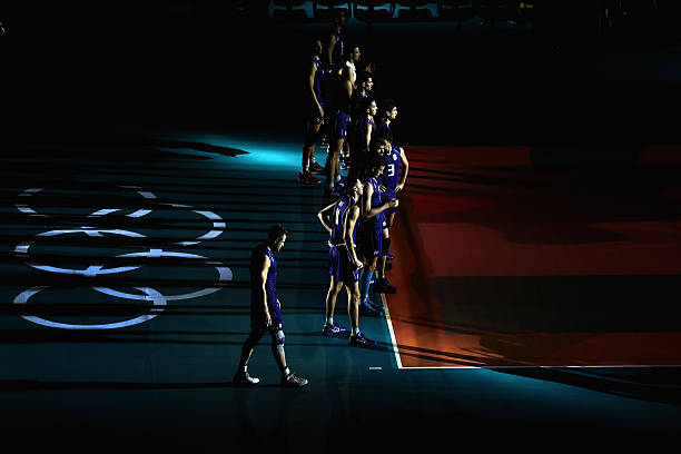 色彩与动感：排球手绘海报的视觉语言解析