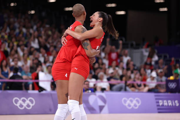 图解排球核心动作：从准备姿势到击球细节