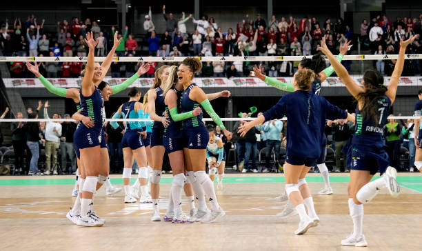 专业教练教你：掌握排球位置轮转的关键技巧