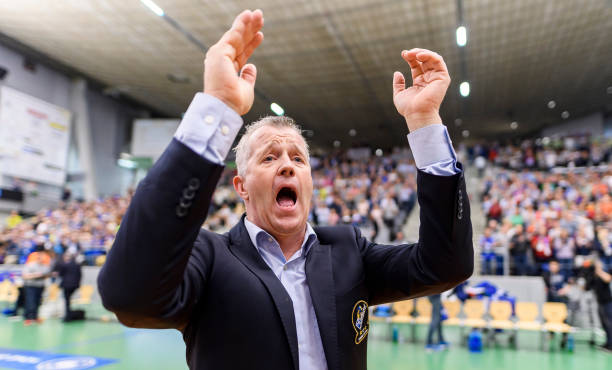 排球比赛中的发球规则与违例情况